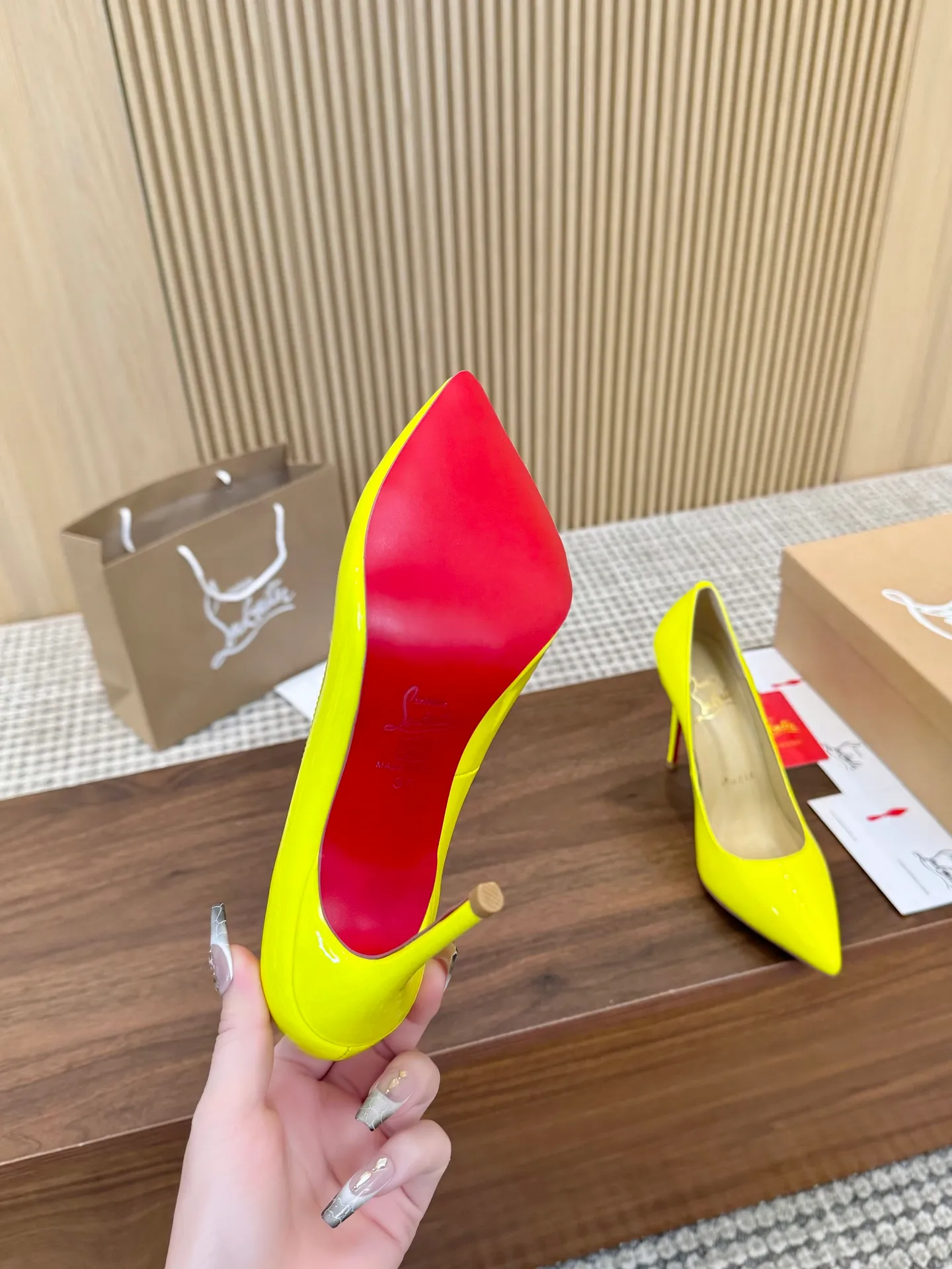 👟👟Ex-factory price 440👟👟 Genuine leather sole +40 Year-round shipment💝Christian Louboutin CL👠 Classic "💎Cow Patent Leather💎Series" noble and luxurious, real blingbling✨ Real materials, all customized by the pattern maker, and the materials are made of original customized materials, achieving the taste of the original 6 color options💍 Upper: Imported 👉Cow patent leather💪 Lining: Sheepskin foot pad/lining Size: 34-40.41.42 Heel height: 10.5cm and 8.5cm two options Leather sole Rubber sole